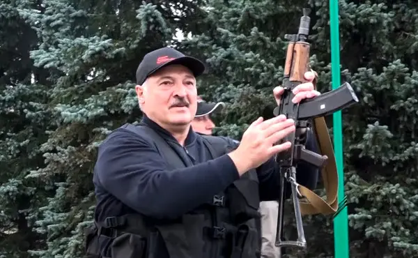 лукашенко с автоматом